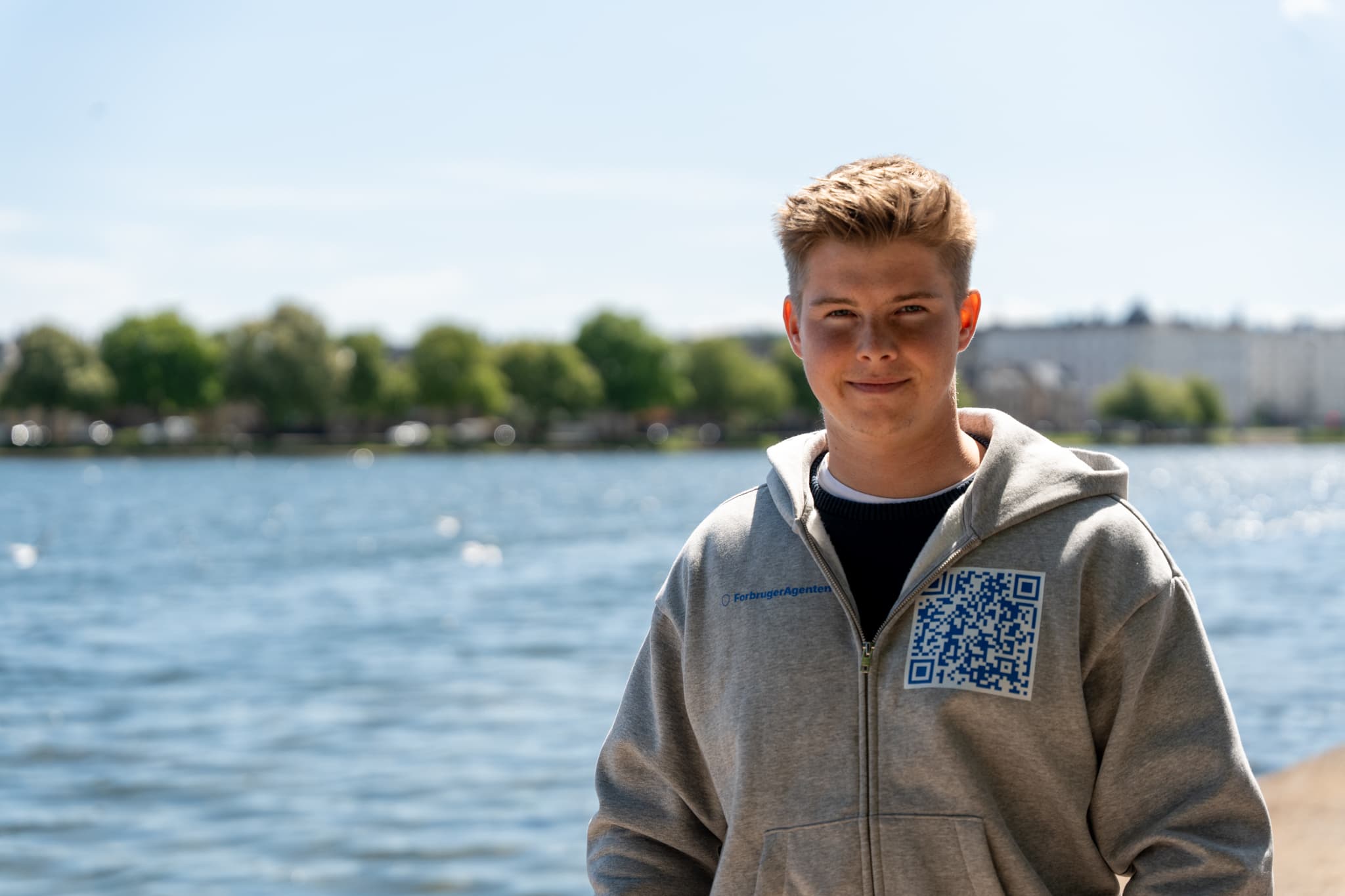 Portrait smil ved søen