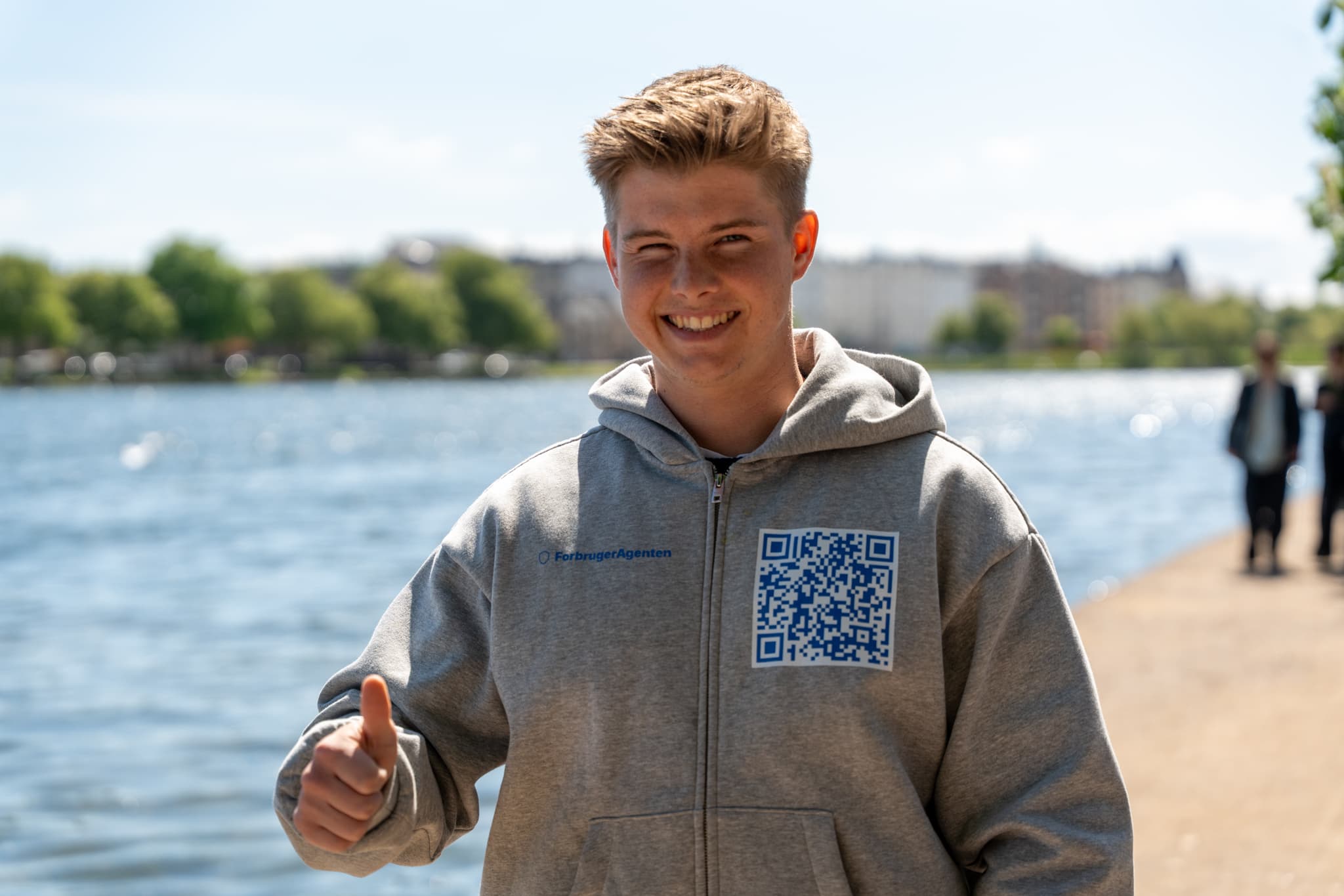 Thumbs-up smil