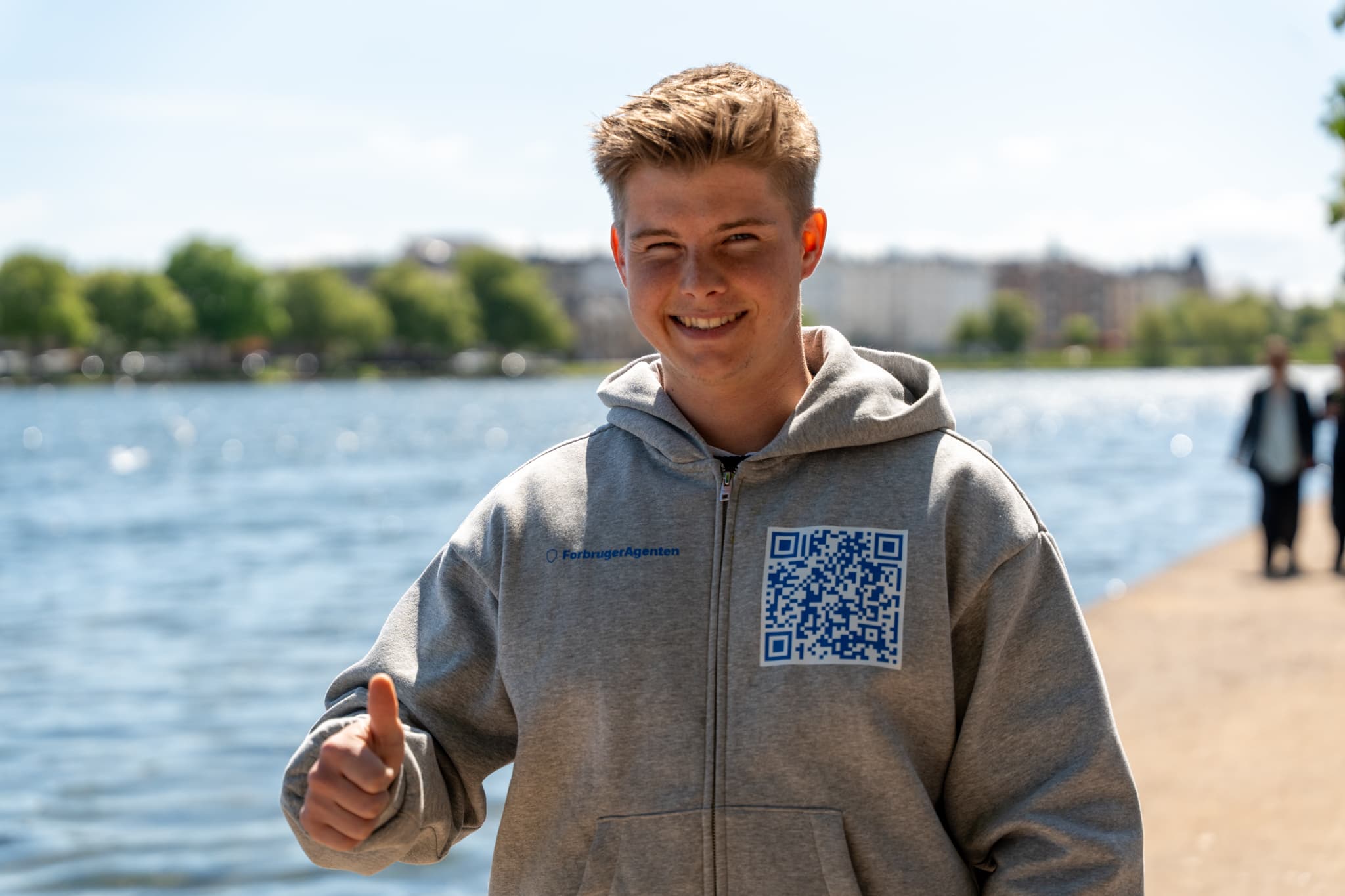Thumbs-up smil (alt)